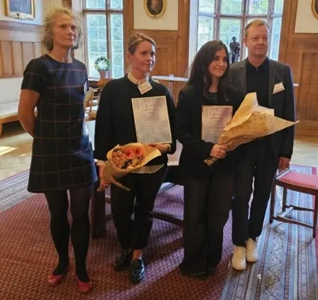 Pristagare med blommor och diplom