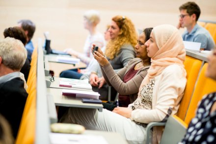 Vi bedriver kurser och program på grundnivå och avancerad nivå samt forskarutbildning.