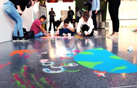 Deltagare i internationella veckan som gör Rangolimålningar.