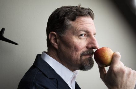 Professor Johan Lundström holding an apple.