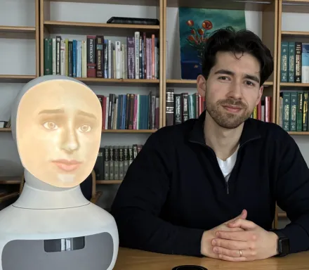Manlig forskare bredvid social AI-robot