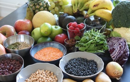 skålar med frukt, grönsaker och fröer