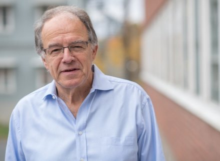 Bild på Rolf Lewensohn i en blå skjorta.