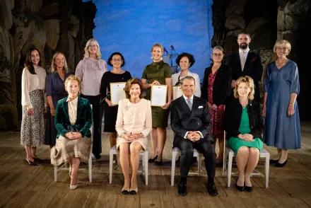 Gruppfoto på teaterscen.