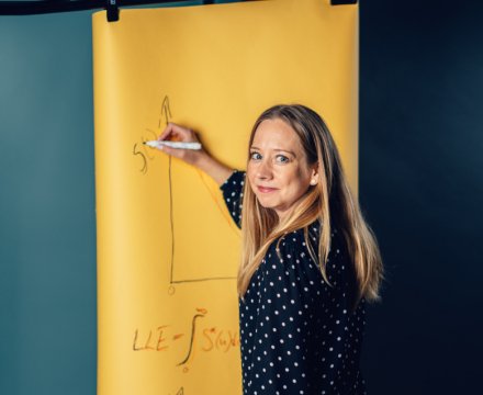 Therese Andersson ritar på gult papper.