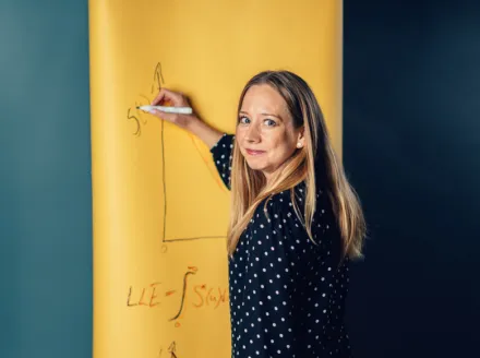 Therese Andersson ritar på gult papper.