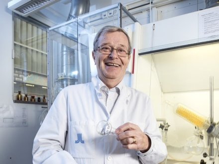 Bild på Tore Curstedt som ler klädd i en vit läkarrock.