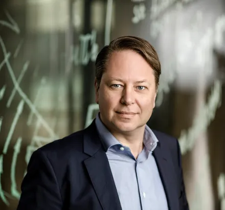 Bild på Johan Löf klädd i kavaj.