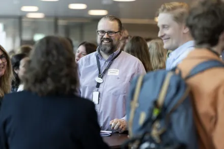 Personer i samspråk under ett event.