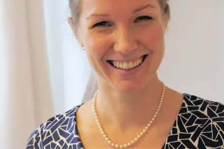 Porträtt mot neutral bakgrund