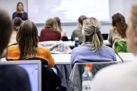 Klassrum med lärare och studenter