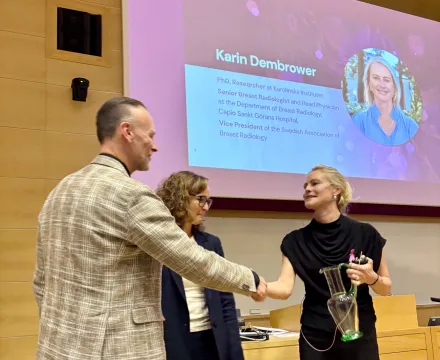 Kvinnlig forskare tar emot pris