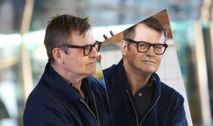 Porträtt av forskaren Mikael Benson med en spegel