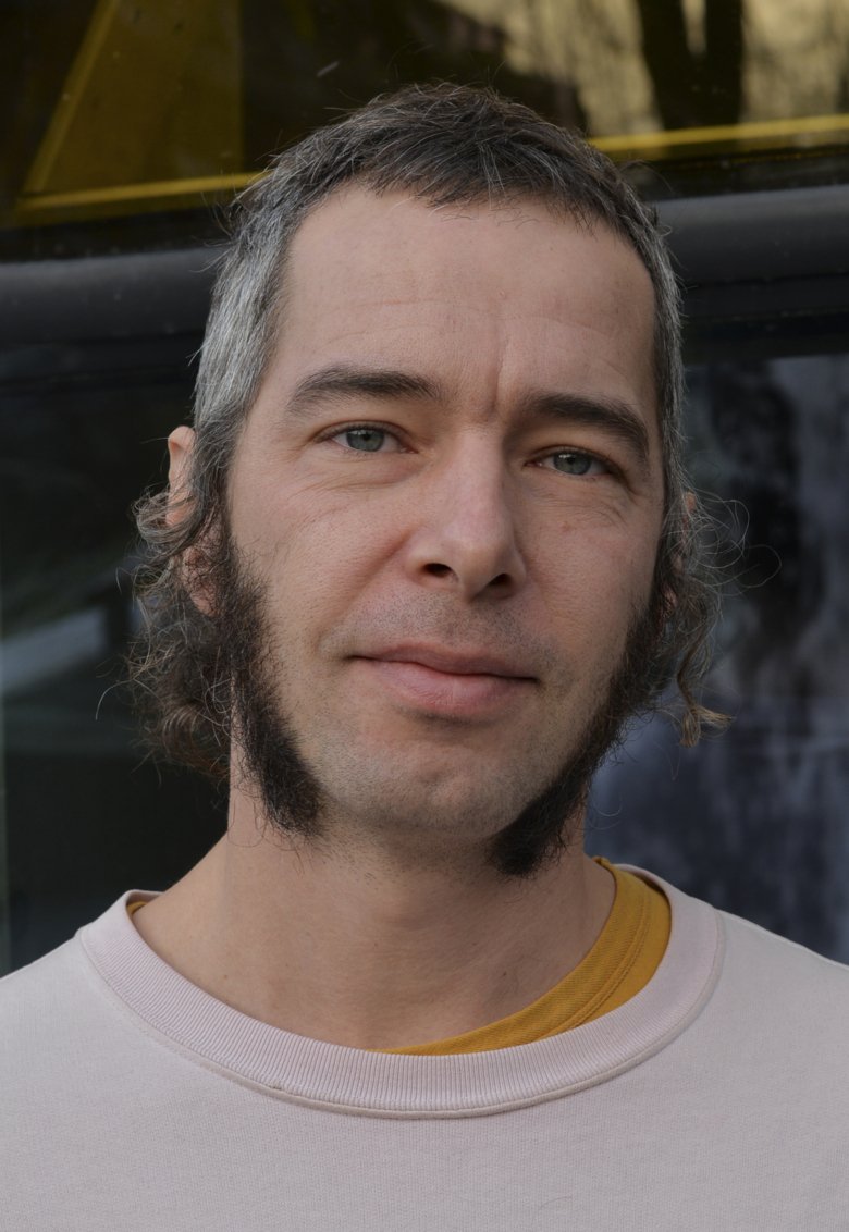 Närporträtt av Erik Andersson utanför Aula Medica.