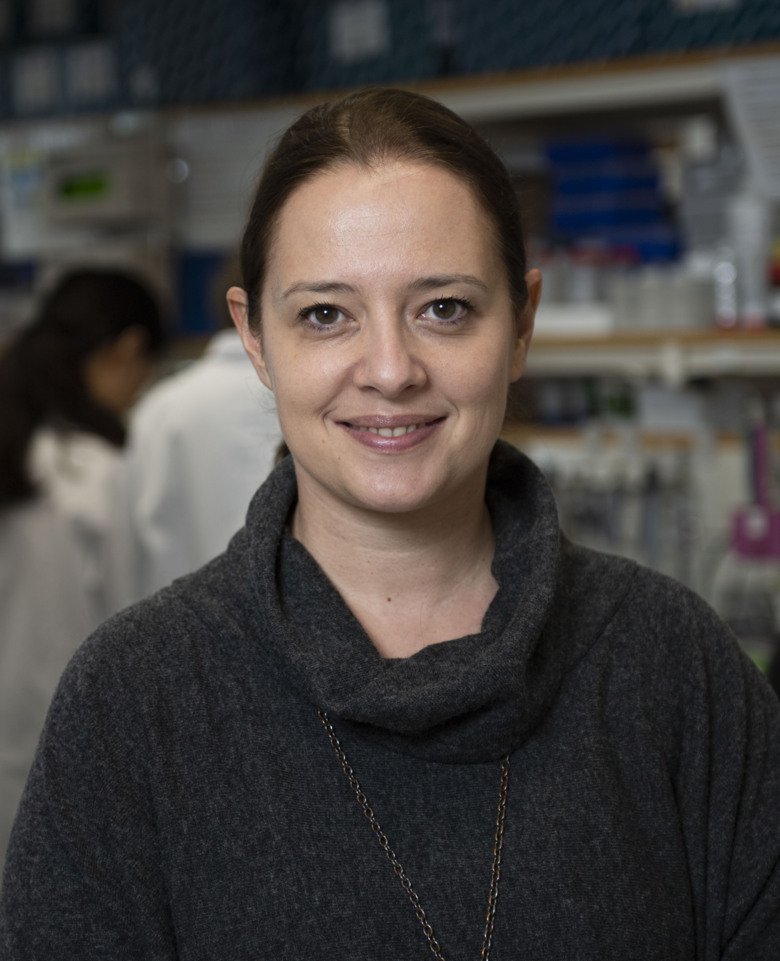 Portrait of Maja Jagodic in the lab.