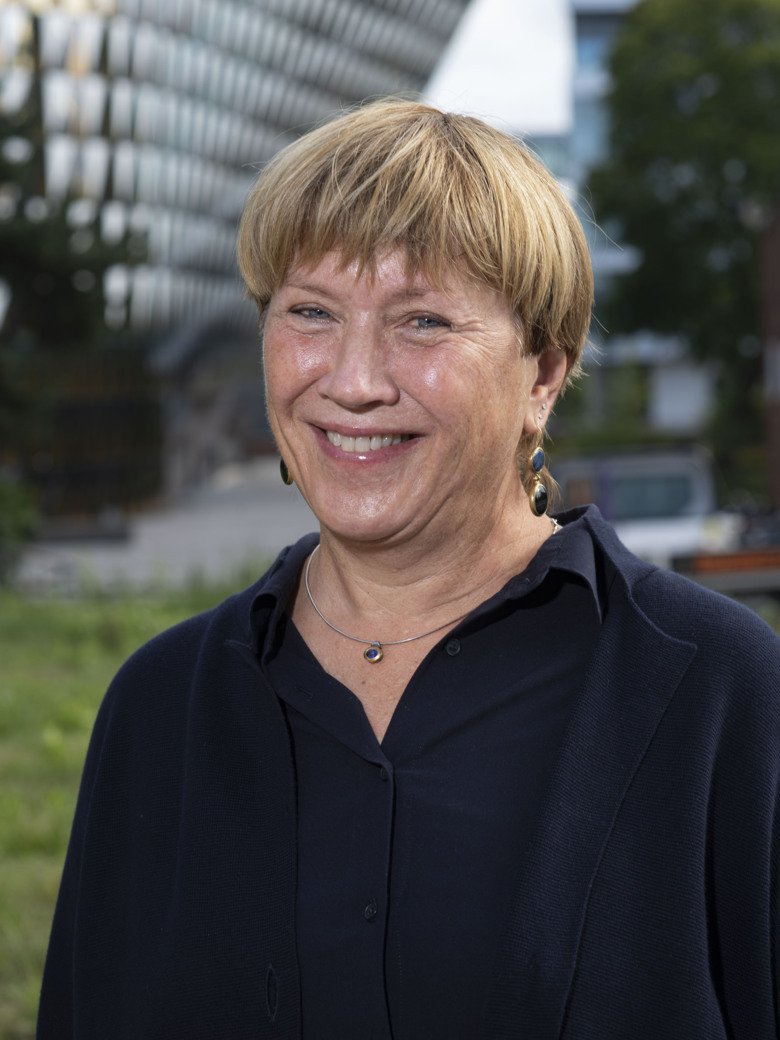 Marie Hasselberg, portrait in front of Aula Medica.