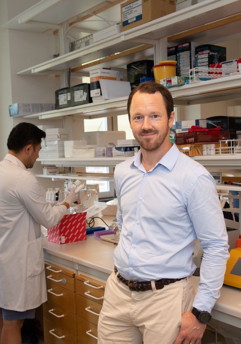 Johan Hartman and Xinsong Chen in the lab.