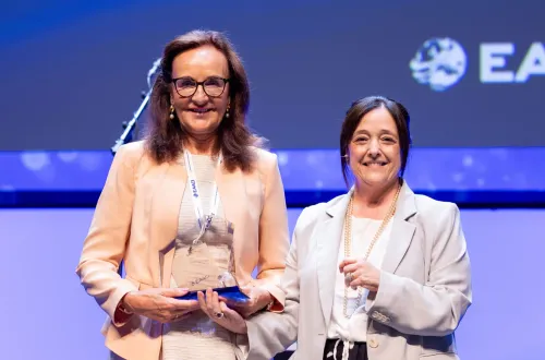 Marianne van Hage receives EAACI 2025 award on stage from Maria Torres.